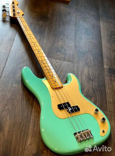 Бас гитара Fender Precision + Аксессуары
