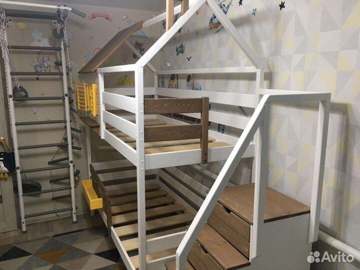 Детская двухъярусная кровать с лестницей комодом