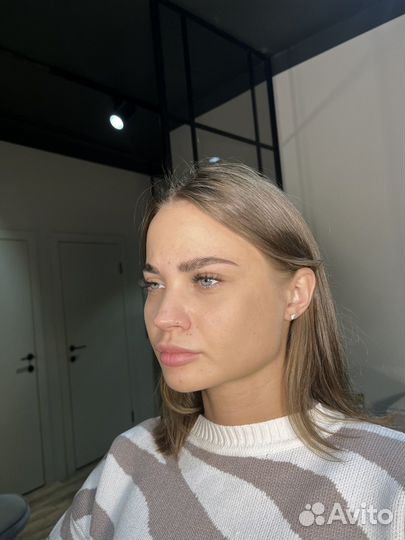 Модель на брови