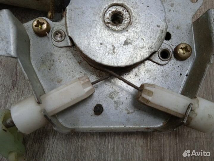 Стеклоподъемник передний правый Nissan Primera P11