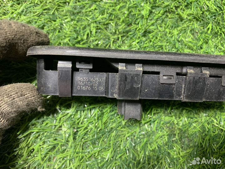 Кнопка стеклоподъемника Peugeot 307