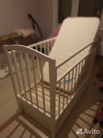 Детская кроватка с маятником белая