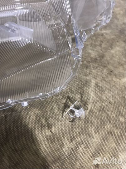 Стекло левой фары Toyota RAV4