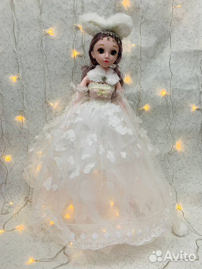 Кукла ростовая, шарнирная. Белое платье в цветочек