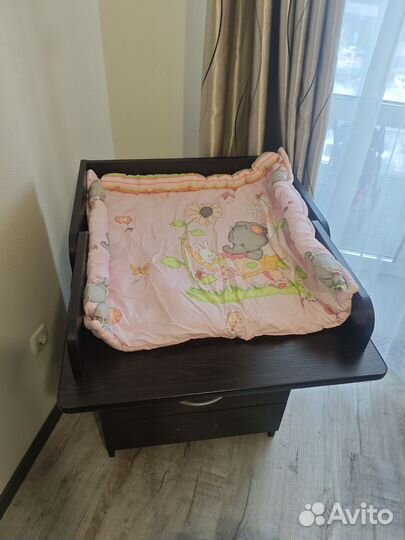 Детская кроватка с маятником и ящиком