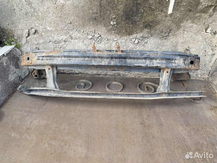 Усилитель переднего бампера VW passat b6