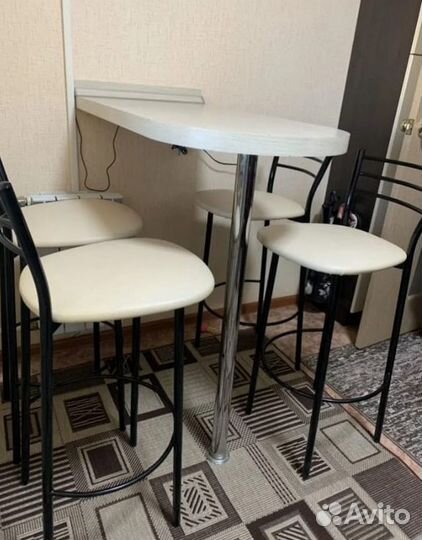 Барная стойка и 4 стула