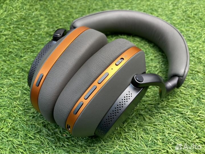 Bowers & Wilkins Px8 McLaren Edition