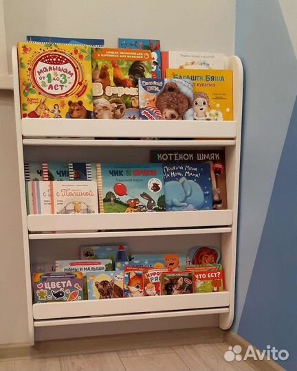 Книжная полка Монтессори