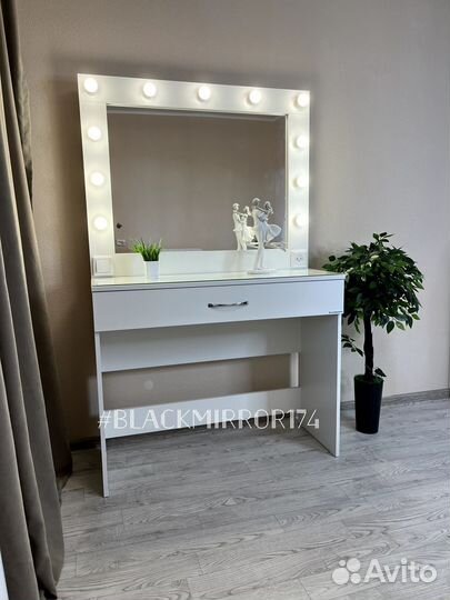 Столик макияжный с освещением белый