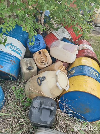Отдам бесплатно канистры