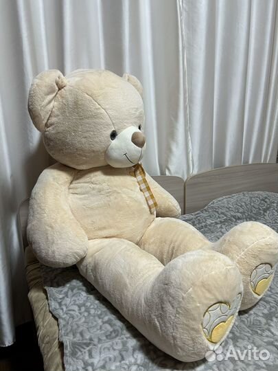 Большой плюшевый медведь