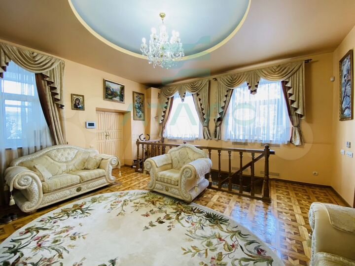 Дом 296 м² на участке 7,7 сот.