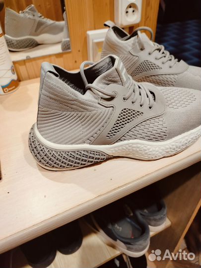 Кроссовки женские