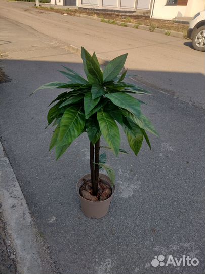 Искусственное дерево в горшке