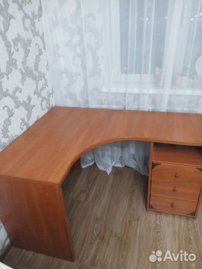 Угловой письменный стол