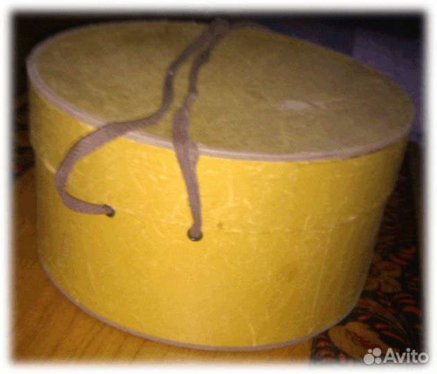 Старенькая картонная шляпная коробка