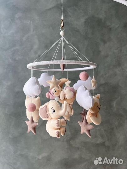 Мобиль на кроватку из фетра