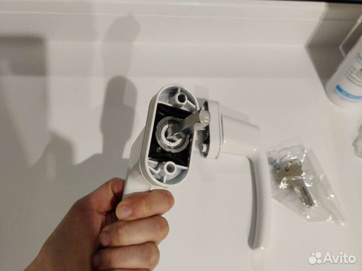 Ручка оконная с замком