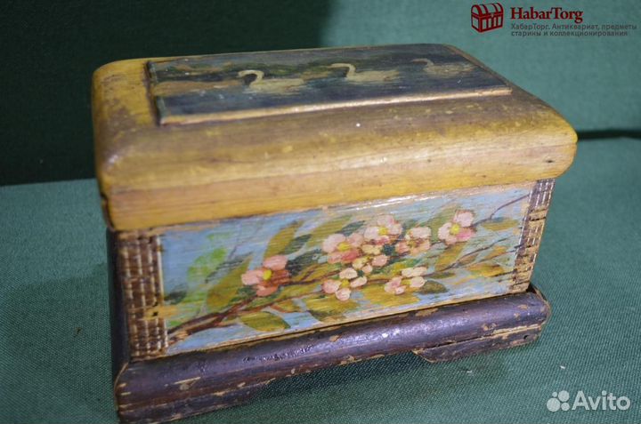 Шкатулка старинная с рисунком. Лебеди, цветы, вишн