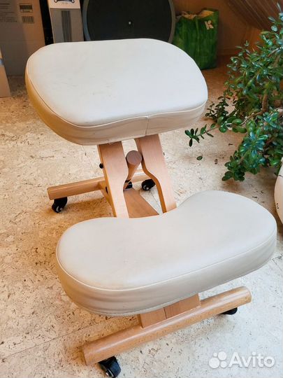 Стул коленный на колёсах для школьника