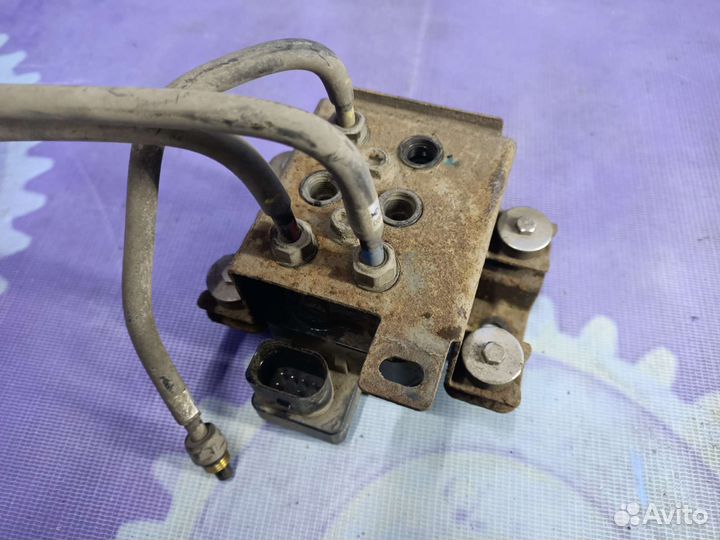 Блок клапанов пневмоподвески Kia Mohave