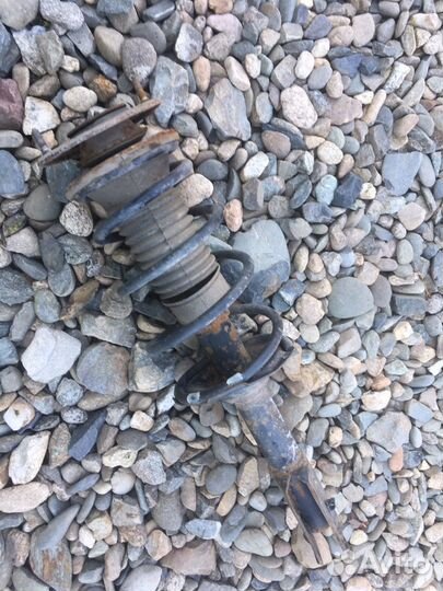 Toyota funcargo стойка передняя