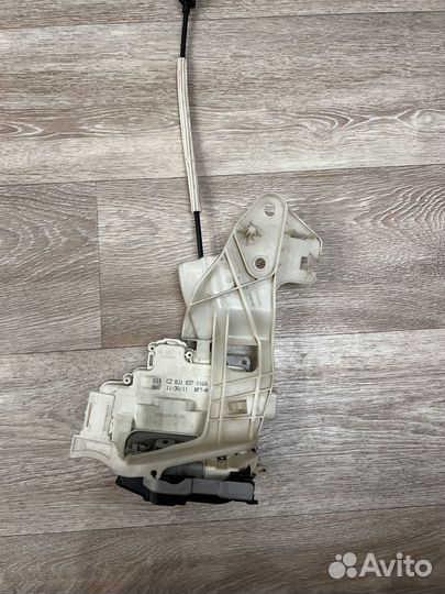 Замок передний правой двери Volkswagen Touareg