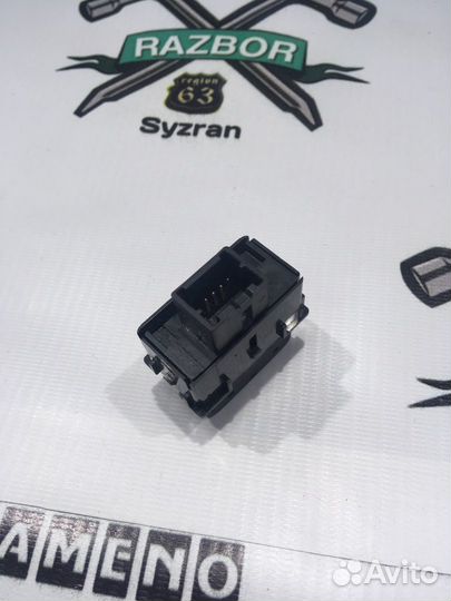 Кнопка центрального замка Nissan Teana