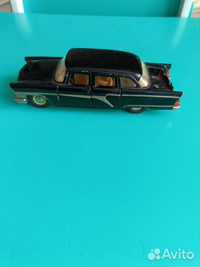 Коллекционная машинка Чайка газ 13 СССР