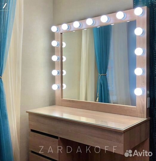 Туалетный столик и гримерное зеркало с подсветкой
