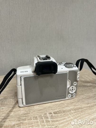 Компактный фотоаппарат canon м50
