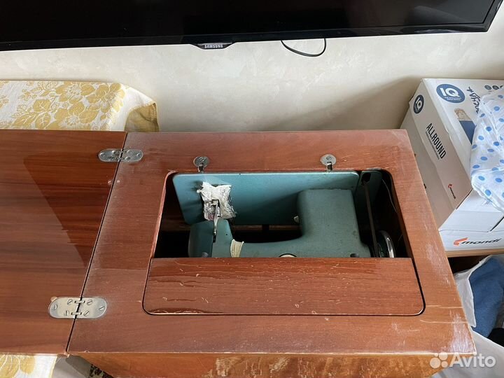 Швейная машина Чайка с ножным приводом