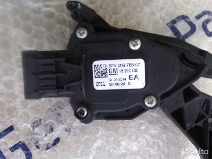 Опель Астра J -педаль газа