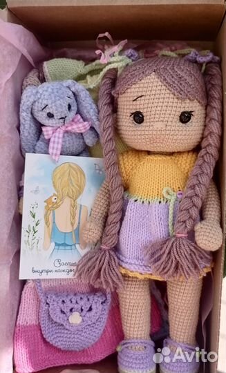 Вязаная кукла с нарядами