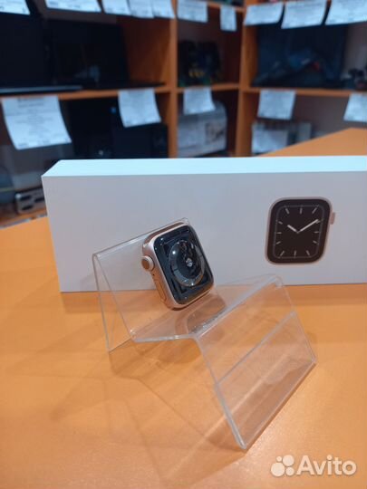 4) Смарт-часы Apple (Watch Series 5 40mm)