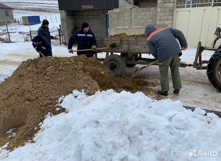 Посыпать песком. Посыпка дорог песком. Дороги посыпают песком. Посыпка дороги песком зимой. Песок на дороге зимой.