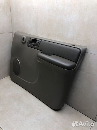 Обшивка двери передняя правая Dodge Caravan 4 EDZ