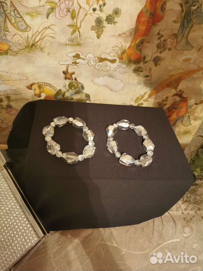 Два сверкающих браслета на руку