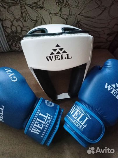 Шлем и перчатки для бокса