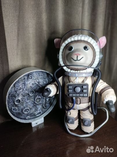 Овечка космонавт на луне