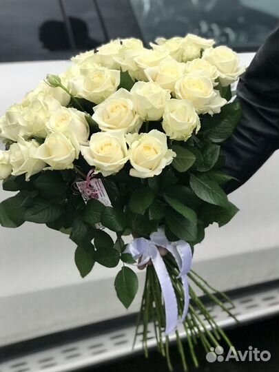 25 белых роз