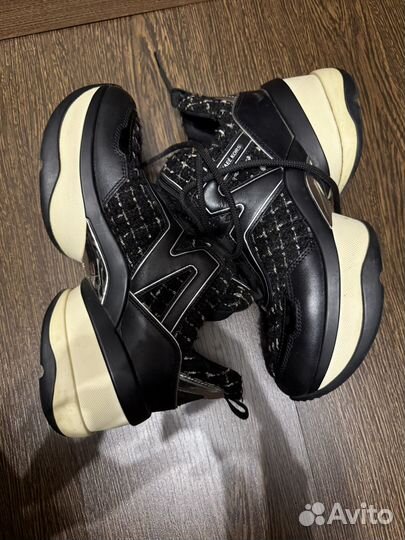 Кроссовки женские