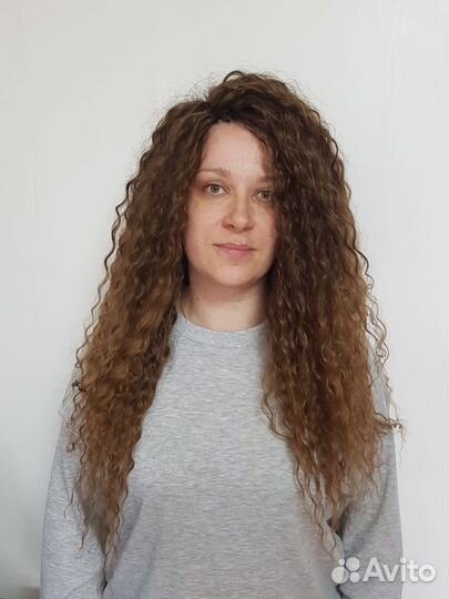 Модель на афрокудри