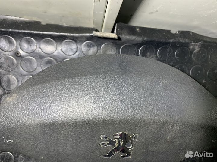 Подушка безопасности в руль Peugeot 308