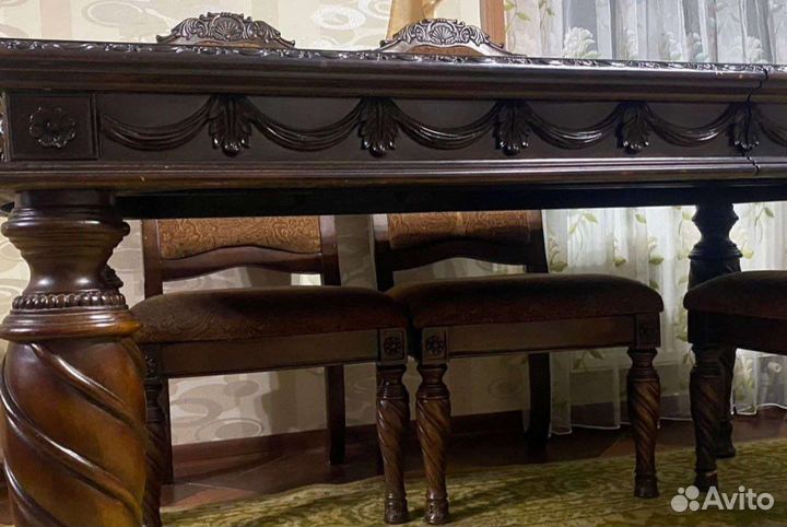 Кухонный стол и стулья