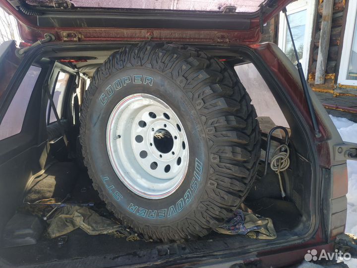 Новое запасное колесо на внедорожник