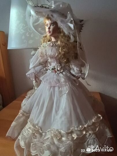 Кукла фарфоровая