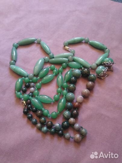 Комплект украшений из нефрита и бусы