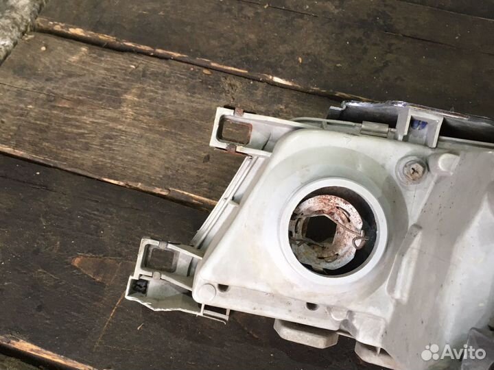 Фара правая Toyota chaser MX-83